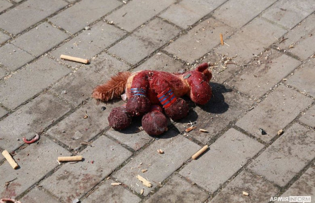 Закривавлену дитячу іграшку з Краматорська доставлять до ООН як доказ