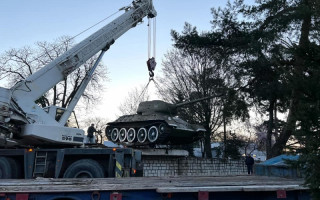 В Мукачево демонтировали памятник советскому танку