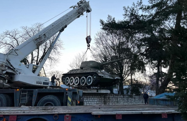 В Мукачево демонтировали памятник советскому танку