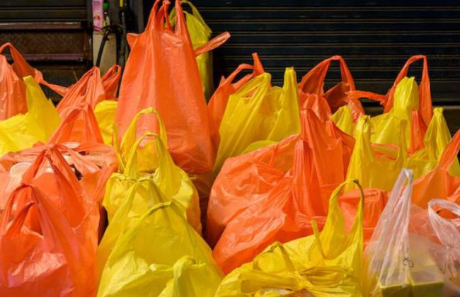 Українцям, які проживають в регіонах, де відбуваються активні бойові дії, видаватимуть пластикові пакети: є обмеження