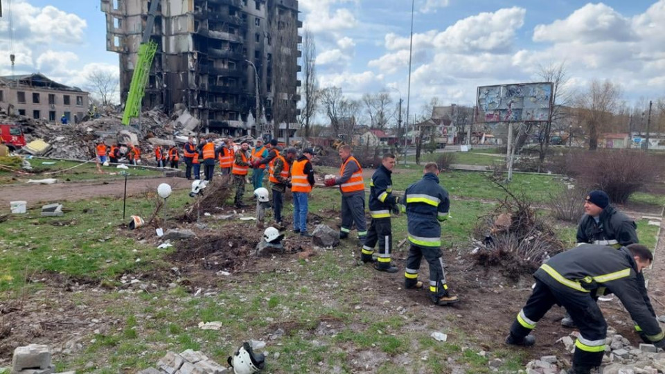 В Бородянке под завалами двух многоэтажек нашли тела людей