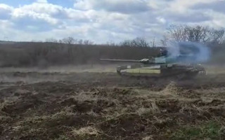 Захваченный украинцами трофейный танк уже бьет по оккупантам, видео