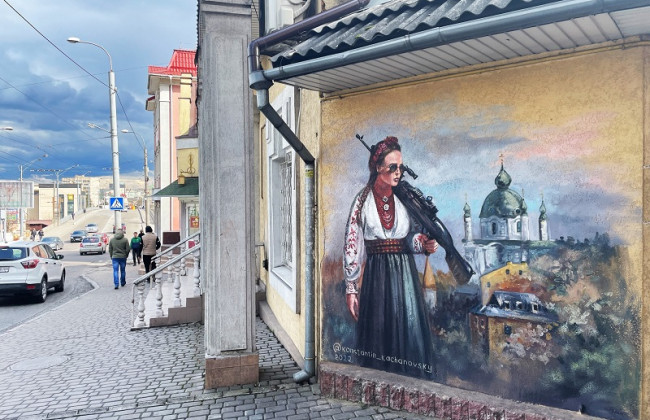 «Красавица терпеть не будет»: в Ровно появился патриотический мурал, фото