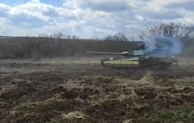 Захваченный украинцами трофейный танк уже бьет по оккупантам, видео