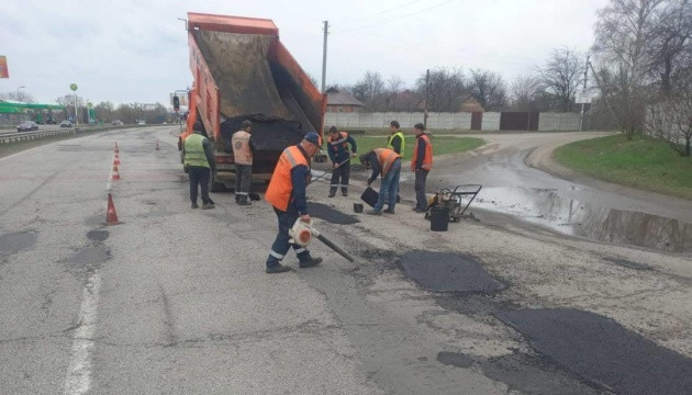 На Харківщині зруйновано або знищено більше 800 км доріг державного значення