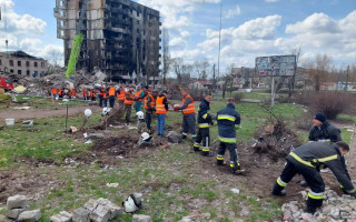 В Бородянке под завалами двух многоэтажек нашли тела людей