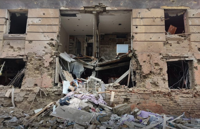 Бійці «Азову» показали неочікуваний «символ» стійкості Маріуполя — всіма силами тримається, фото