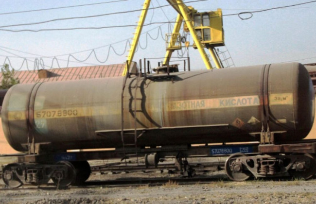 Ворог продовжує обстрілювати цистерни з азотною кислотою: як захистити себе у разі вибуху місткостей з азотом