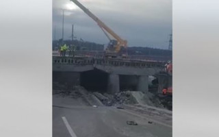 На трассе Киев — Чоп возводят временную переправу: видео