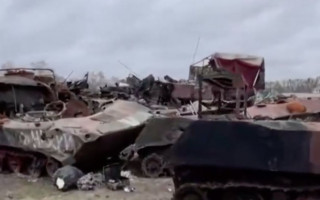 В Буче показали «кладбище» российских танков, видео