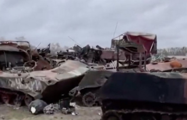 В Буче показали «кладбище» российских танков, видео