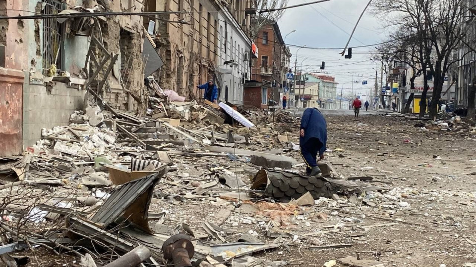 В Маріуполі окупанти змушують мешканців одягати білі стрічки для «приманки» снайперів