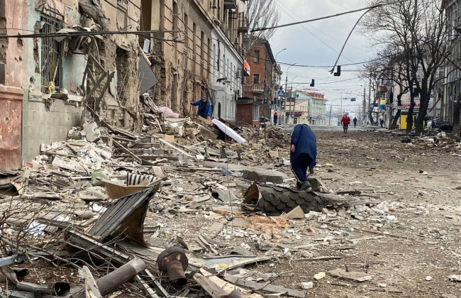 В Маріуполі окупанти змушують мешканців одягати білі стрічки для «приманки» снайперів