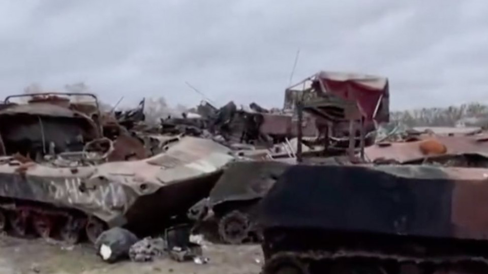В Буче показали «кладбище» российских танков, видео