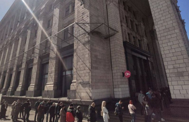 В центре Киева образовалась очередь за почтовой маркой «русский военный корабль, иди …»