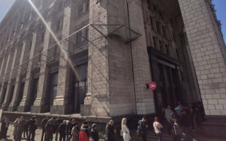 В центре Киева образовалась очередь за почтовой маркой «русский военный корабль, иди …»
