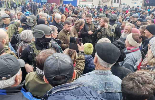 У Маріуполі окупанти обіцяють платити їжею місцевим за розчистку завалів, — радник мера