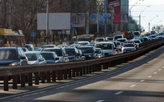 На въезде в Киев образовались километровые пробки: видео