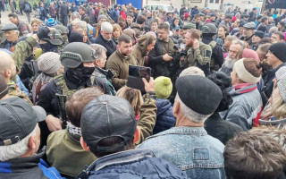 У Маріуполі окупанти обіцяють платити їжею місцевим за розчистку завалів, — радник мера