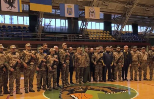 14 футболистов и тренеры ФК «Прикарпатье» вступили в ряды ВСУ