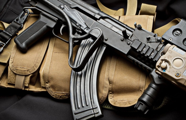 Заподіяти мінімальну шкоду: Кабмін затвердив порядок застосування зброї українцями проти окупантів