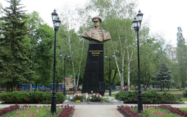 В Харькове демонтировали памятник Жукову