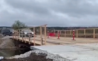 Під Києвом запроцювала тимчасова переправа через річку Ірпінь: відео