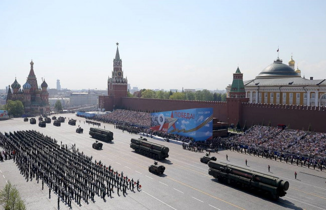 РФ готується до 9 травня: залучила багато військових і техніки до репетиції параду, відео