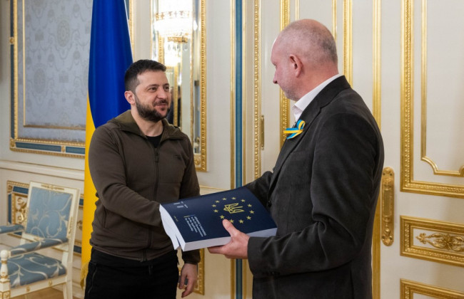 Володимир Зеленський передав Матті Маасікасу заповнену анкету на членство в ЄС: відео