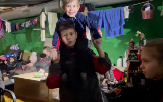 «Завтра утром их, возможно, уже не будет в живых»: Антон Геращенко показал детей, которых бомбят оккупанты в Мариуполе