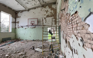 Пробита наскрізь стеля, вибиті шибки та двері: на що окупанти перетворили одну з українських шкіл, фото