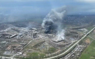У Маріуполі окупанти завдають ударів по «Азовсталі» надважкими авіабомбами: відео