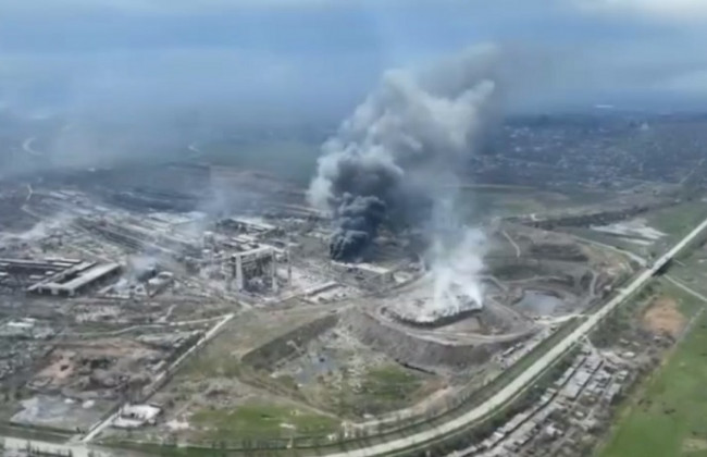 У Маріуполі окупанти завдають ударів по «Азовсталі» надважкими авіабомбами: відео