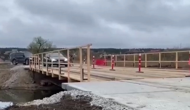Під Києвом запроцювала тимчасова переправа через річку Ірпінь: відео