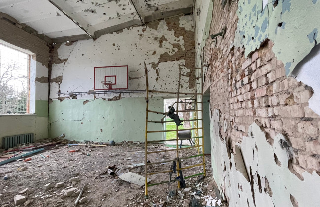 Пробита наскрізь стеля, вибиті шибки та двері: на що окупанти перетворили одну з українських шкіл, фото