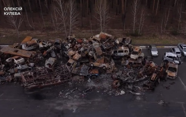 Показали «кладовище» розстріляних автівок на Київщині: відео