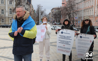 В Киеве провели акцию-перформанс в поддержку Мариуполя, фото