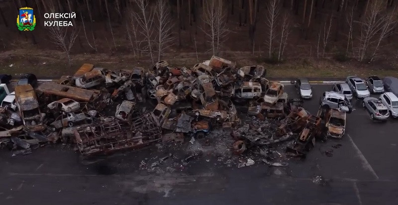 Показали «кладовище» розстріляних автівок на Київщині: відео