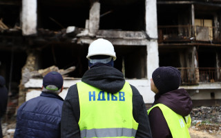 У Києві обстежують житлові будинки, що зазнали найбільших руйнувань внаслідок ворожих ракетних ударів та обстрілів