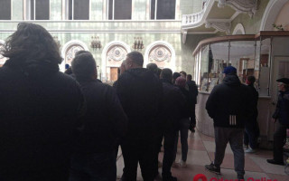 Одесситы выстроились в очередь за марками с русским кораблем: фото