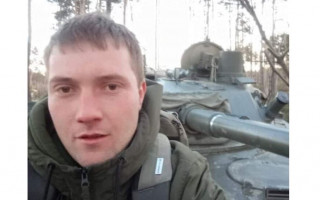 В Ирпене 26-летний парень уничтожил БМД оккупантов: видео