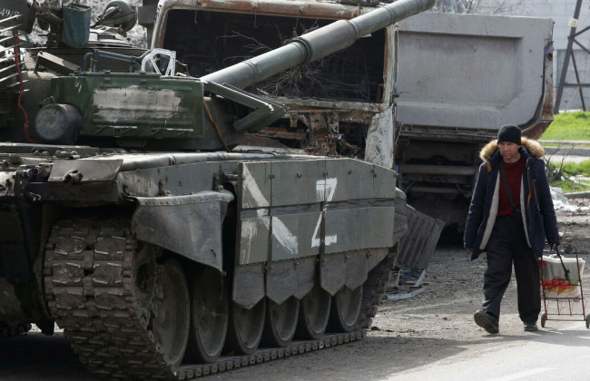 На Херсонщині окупанти роздають жителям прострочену гумдопомогу та ліки незрозумілого походження