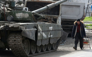 На Херсонщині окупанти роздають жителям прострочену гумдопомогу та ліки незрозумілого походження