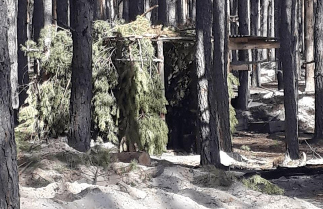 Українцям показали, як виглядає покинутий військовий табір ударної морської піхоти РФ на Київщині: фото