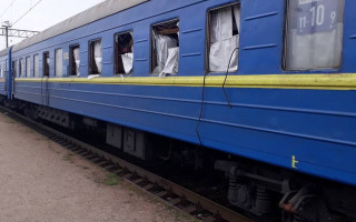 Потяг Запоріжжя – Львів постраждав від вибухової хвилі та уламків, фото