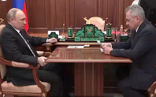 Сидел в неестественной позе, ухватившись рукой за стол: в сети заметили странное поведение Путина на совещании