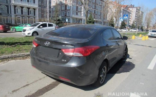 У Києві патрульні зупинили водія за порушення ПДР, а чоловік у відповідь погрожував гранатою та наїхав на правоохоронця