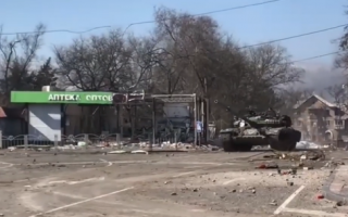 В сети показали, как по Мариуполю «летает» танк с русской символикой: видео