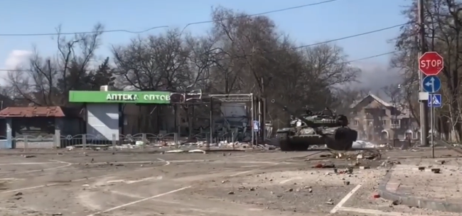 В сети показали, как по Мариуполю «летает» танк с русской символикой: видео