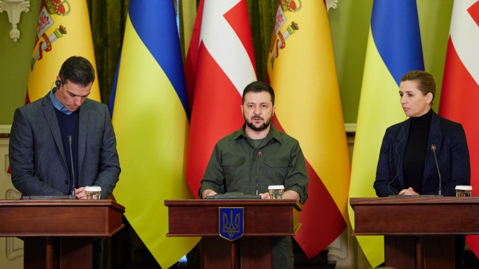 Зеленский заявил, что Украина рассматривает два возможных пути для разблокирования города Мариуполя